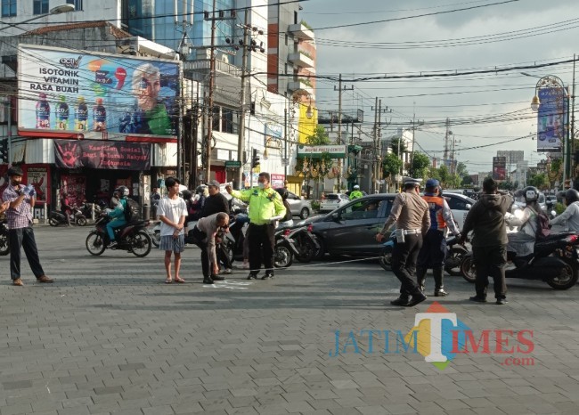 Polisi saat melakukan olah TKP di lokasi kecelakaan (foto: Hendra Saputra/JatimTIMES) 