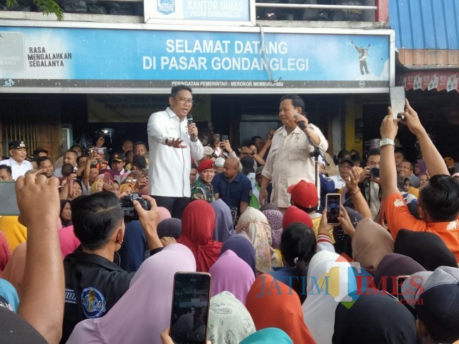 Ketum APPSI Sujariono mendampingi Ketua Dewan Pembina APPSI Prabowo Subianto memberikan arahan di Pasar Gondanglegi.(Foto: Riski Wijaya/MalangTIMES).