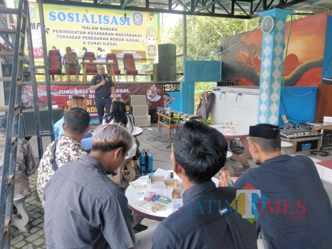 Penyampaian materi dari Kantor Bea Cukai Malang.(Foto: Riski Wijaya/MalangTIMES).