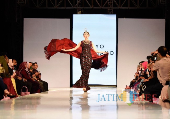Para model bergaya di atas catwalk.