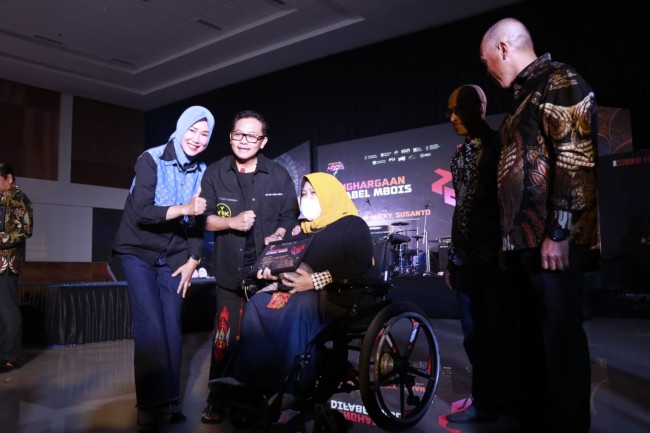 Penganugerahan kepada salah satu difabel di Kota Malang (foto: Kominfo Kota Malang for JatimTIMES) 