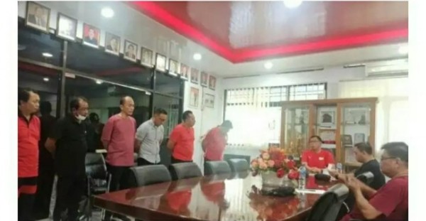 Enam pejabat diminta berbaris di depan Kepala Inspektorat dan Kepala BKD.  (Foto dari Instagram @memomedsos)