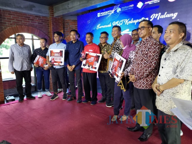 Wabup Malang Didik Gatot Subroto bersama dewan juri dan pemenang kategori perangkat daerah Lomba Konten Kreator Piala Bupati Malang 2022.(Foto: Ashaq Lupito/MalangTIMES).