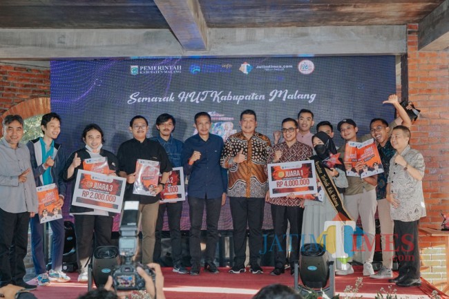 Wabup Malang Didik Gatot Subroto bersama dewan juri dan pemenang Lomba Konten Kreator Piala Bupati Malang 2022 kategori masyarakat umum.(Foto: Redaksi JatimTIMES).