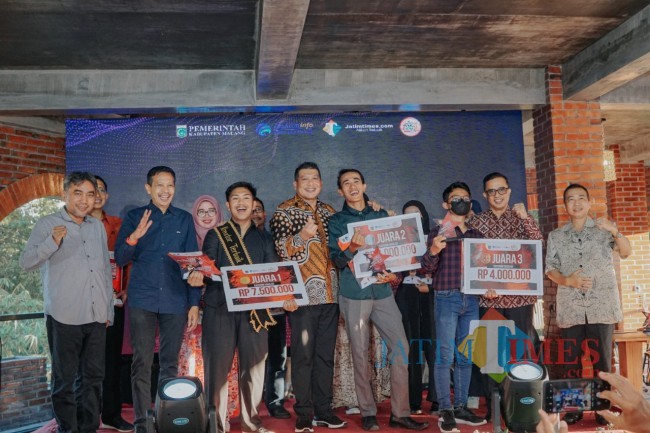 Wabup Malang Didik Gatot Subroto bersama dewan juri dan seluruh pemenang Lomba Konten Kreator Piala Bupati Malang 2022.(Foto: Redaksi JatimTIMES).