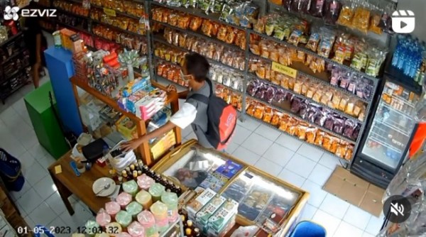 Pencuri HP berpose sebagai pembeli di toko souvenir di Lawang (Foto: @mlg24jam)