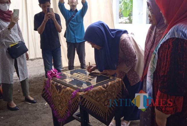 Anggia Ermarini saat meresmikan Instalasi Pembuangan Air Limbah (IPAL) di Ponpes Sabilil Huda.