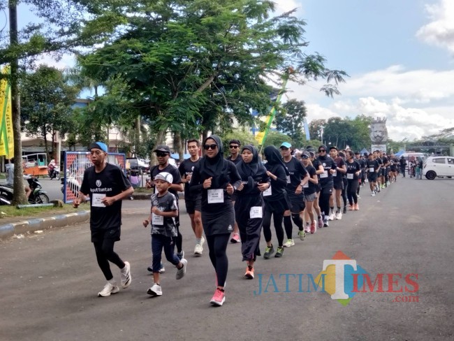 Aksi lari oleh Komunitas Malang Playon di 100 hari Tragedi Kanjuruhan.(Foto: Riski Wijaya/MalangTIMES).