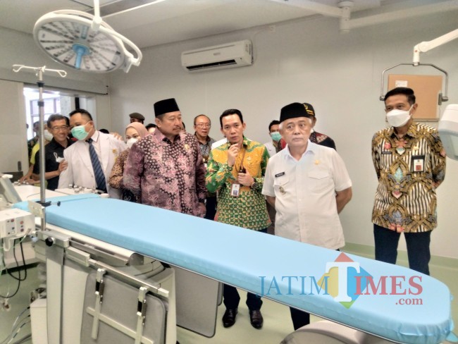 Bupati Malang HM. Sanusi saat meninjau Cath Lab di RSUD Kanjuruhan.(Foto: Riski Wijaya/MalangTIMES).