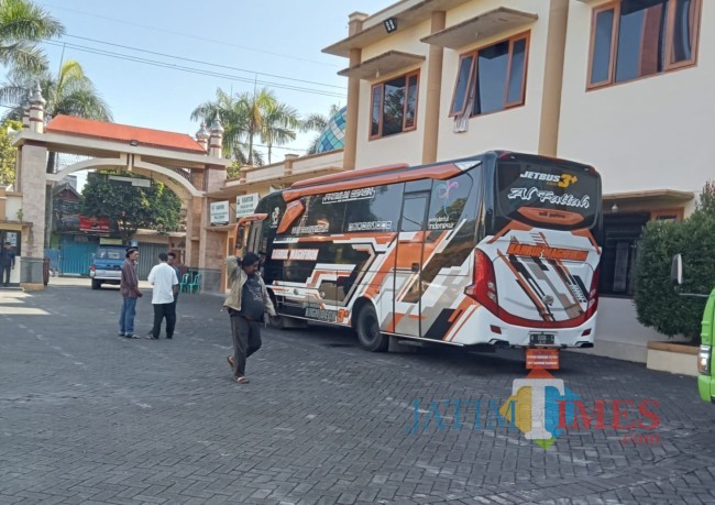 Salah satu bus pengangkut keluarga korban tragedi Kanjuruhan ziarah wali (foto: istimewa) 