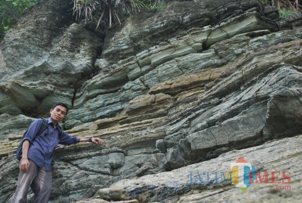 Lapisan-batuan-lanau-di-pantai-Sidoasri.-Masyarakat-sekitan-menamainya-dengan-batu-berwarna13e6c5731e3394e0.jpg