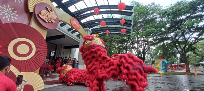 Aksi barongsai di HARRIS Malang (foto: Hendra Saputra/JatimTIMES)