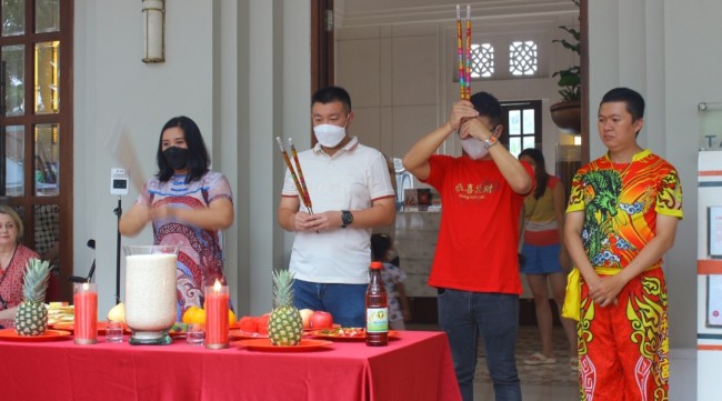Doa bersama yang dilakukan pimpinan HARRIS Hotel and Conventions Malang (foto: HARRIS Hotel and Conventions Malang for JatimTIMES)