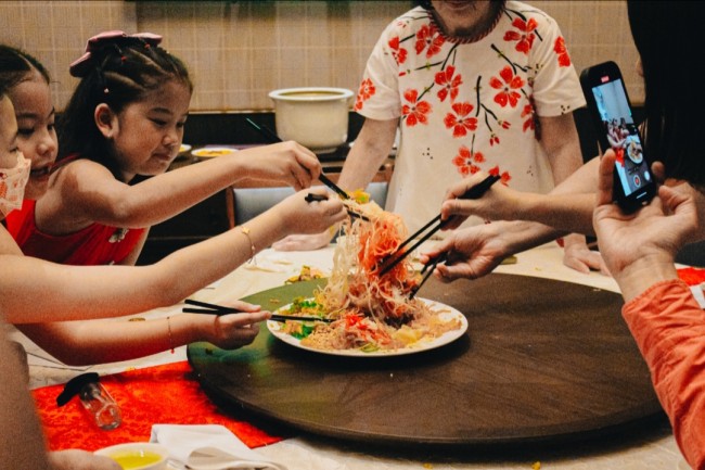 Tamu hotel saat menikmati Yee Sang (foto: HARRIS Hotel and Conventions Malang for JatimTIMES) 