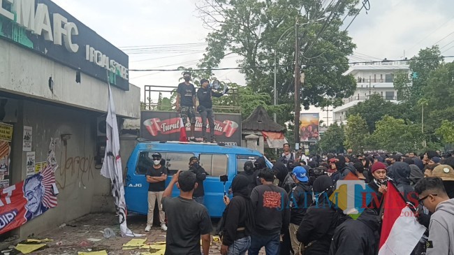 Massa aksi Arek Malang saat melakukan orasi (foto: Hendra Saputra/JatimTIMES) 