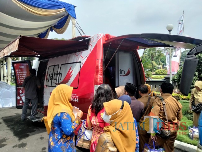Antrean pembayaran PBB melalui layanan Bank Jatim Mobile.(Foto: Riski Wijaya/MalangTIMES).
