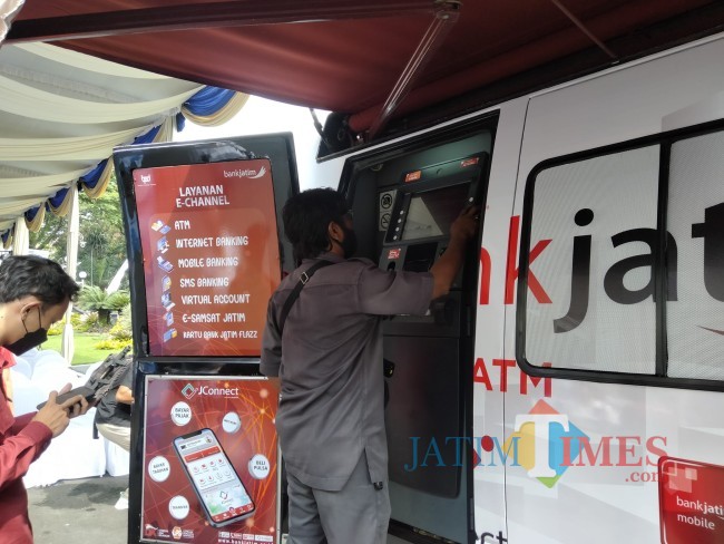 Layanan Bank Jatim Mobile.(Riski Wijaya/MalangTIMES).