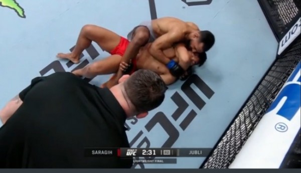Anshul Jubli tampil dominan di final Road to UFC, dan mencegah Jeka Saragih merebut tiket UFC (foto: Twitter @FaktaSepakBola)