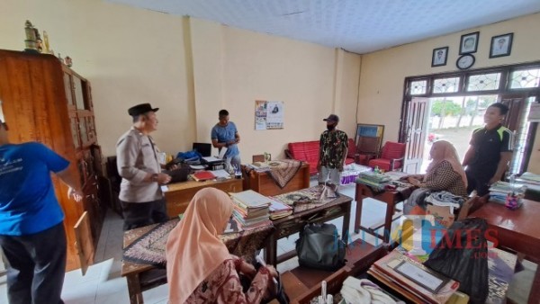 Anggota Polsek Rogojampi saat berkunjung ke sekolah dasar yang dibobol maling.(istimewa)