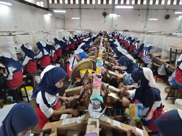 Ilustrasi buruh pabrik (Foto: Riski Wijaya/Malang TIMES).
