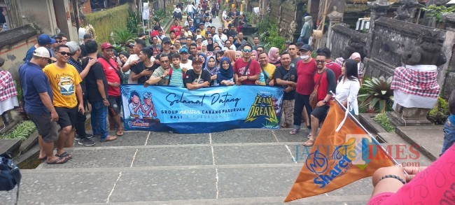 Rombongan Adira Finance di Desa Panglipuran Bali yang keberangkatannya diantar agen perjalanan wisata Sharetour (foto: Sri Kurnia Mahiruni/ JatimTIMES)