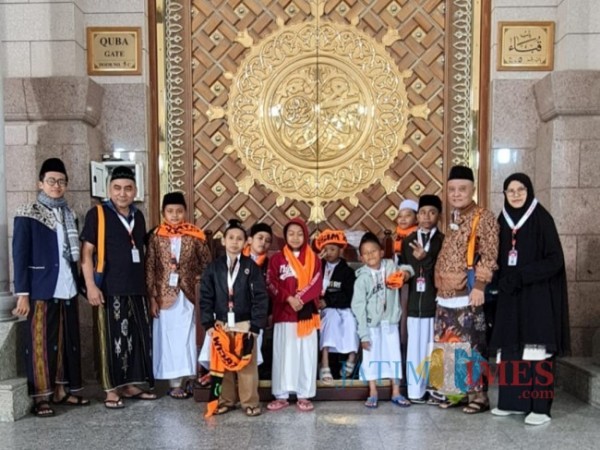 Rombongan Rumah Amal NU bersama pengusaha dan anak yatim di Makam Rasulullah (foto: JatimTIMES)