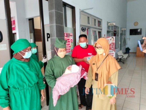Bayi laki-laki yang ditemukan di dekat rel Sananwetan dirujuk ke RS Mardi Waluyo. (Foto: Tim INDONESIA)