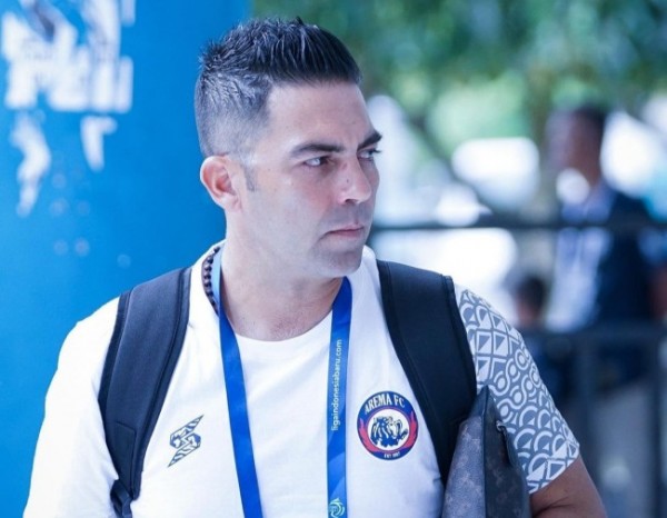 Javier Roca saat menjadi pelatih Arema FC (foto: Official Arema FC)
