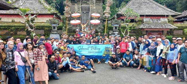 Tim Adira Pasuruan menikmati perjalanan ke Bali bersama travel agent Shaelretour, Minggu (23/5/2018) (foto: Sri Kurnia Mahiruni/ JatimTIMES)