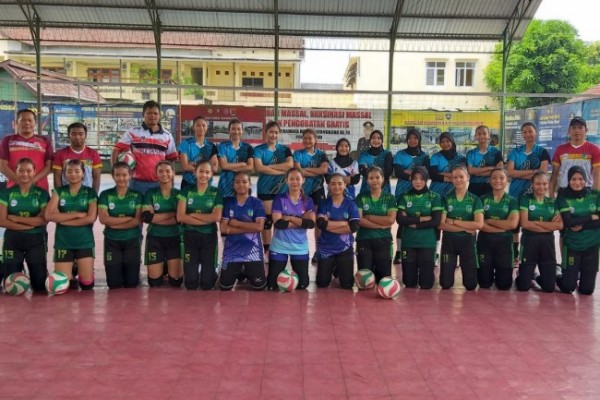 Tim bola voli Kabupaten Kediri menjalani laga uji coba melawan Kabupaten Gresik dan Sidoarjo. Laga uji coba digelar di lapangan Tertutup Mapolres Kediri, Senin (6/2/2023). Foto: (Dok. Khusus)