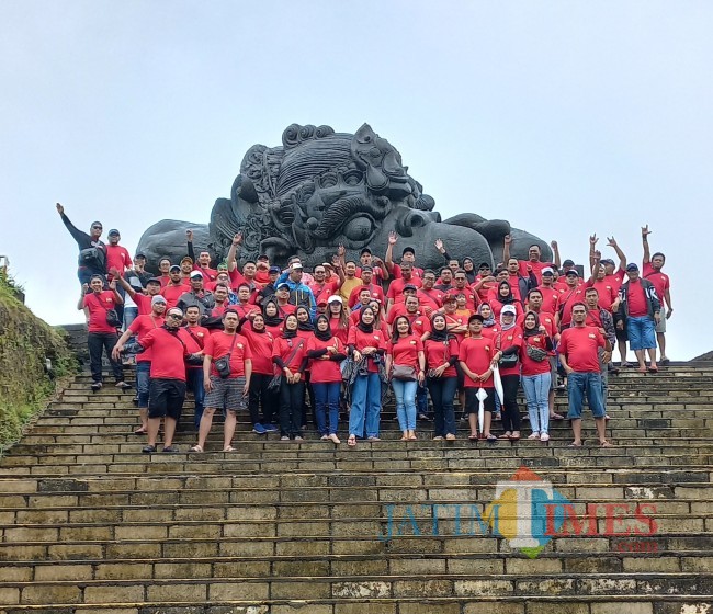 Peserta tour dari Adira Pasuruan berpose di depan patung Garuda di GWK Bali, Minggu (5/2/2023) (foto: Sri Kurnia Mahiruni/ JatimTIMES)