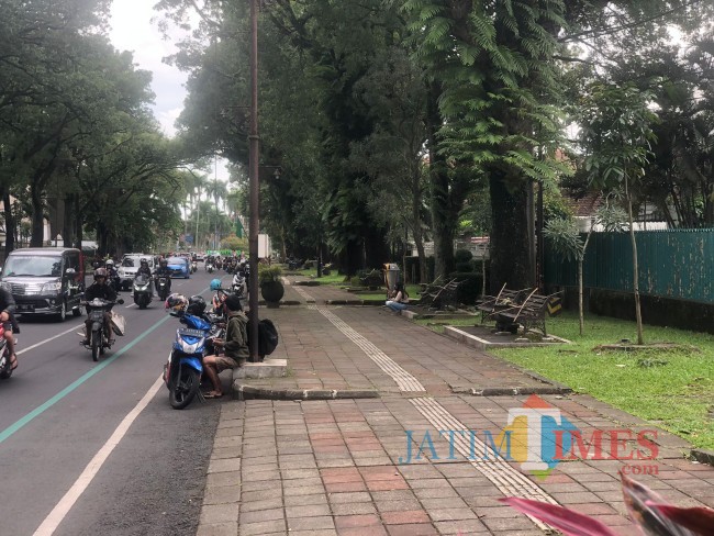 Kursi taman di Jalan Ijen, Kota Malang.