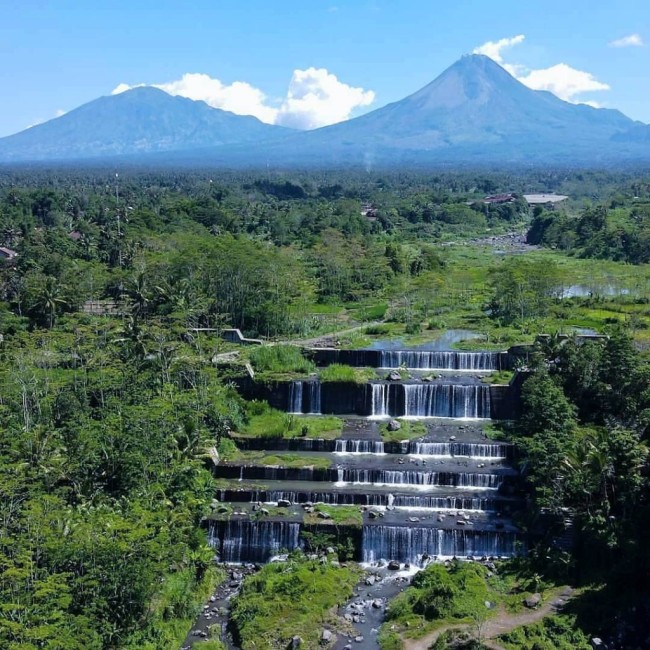 Air terjun grojogan watu purbo yang diselimuti ole pemandangan indah dan gunung merapi, Senin, (06/03/2023). (Foto:liburanyuk.co.id)