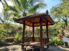 gazebo merupakan salah satu fasilitas yang tersedia di air terjun grojogan watu purbo,Senin, (06/03/2023). (Foto: masterplandesa.com)