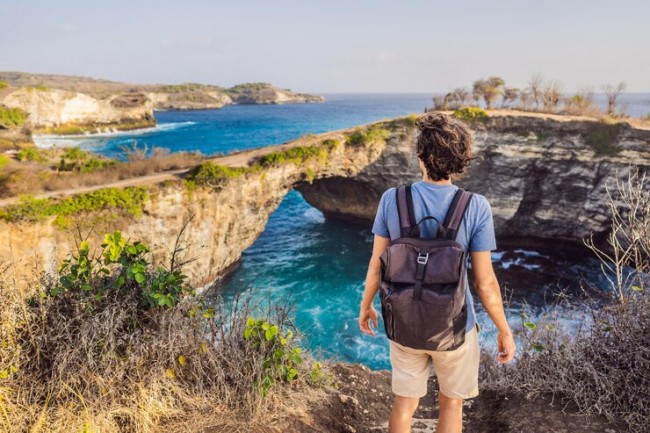 wisatawan Asing Menjelajahi broke beach, senin (06/03/2023). (Foto:freepik.com)