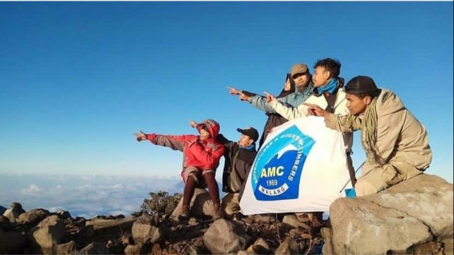 Anggota Komunitas AMC sedang melakukan pendakian gunung