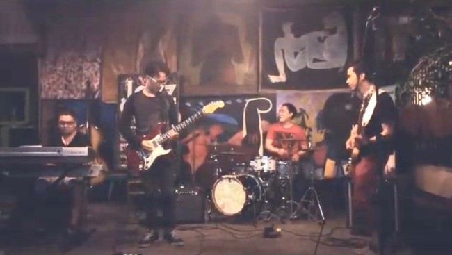 Band Branjang Kawat dari Komunitas Rompok Bolong sedang manggung di Jazzcornercafe.
