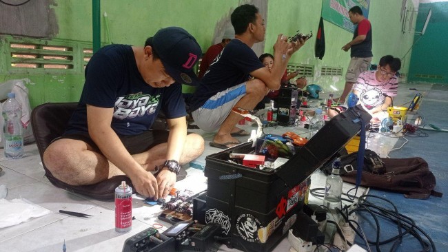 Kegiatan anggota komunitas saat lomba