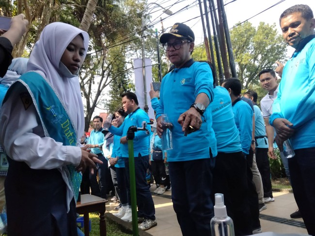 Wali Kota Malang Sutiaji menjajal air minum di ZAMP.(Foto: Riski Wijaya/MalangTIMES).