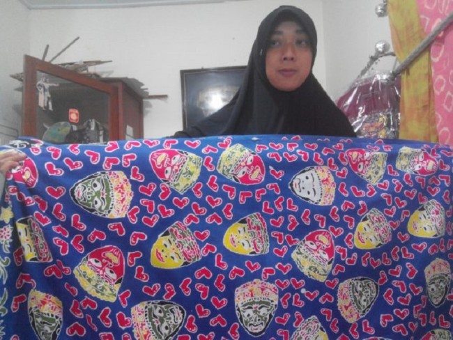 Motif Topeng Malangan, merupakan salah satu motif batik terkenal dengan khas budaya malang, Senin, (20/03/2023). (Foto: majalahpeluang.com)