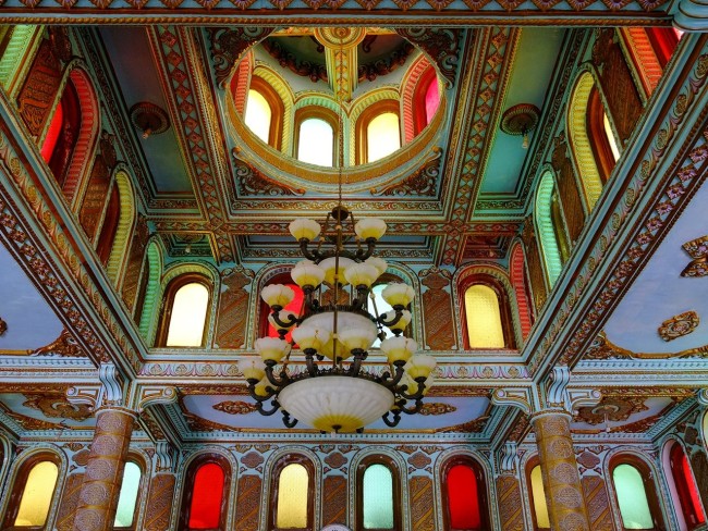 konsep interior masjid tiban yang dihiasi ornamen unik dan mewah, Jum'at, (24/03/2023). (Foto: Tripadvisor.com)