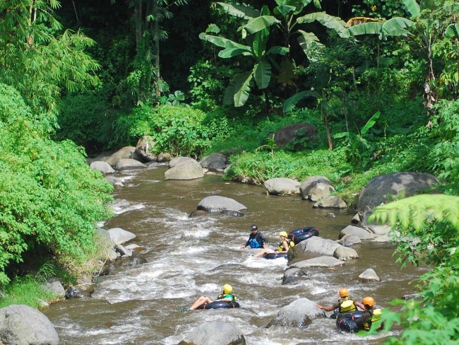 wisatawan menaiki wahana sadaer river tube di Malang, Jum'at (24/03/2023). (Foto: tripadvisor.com)