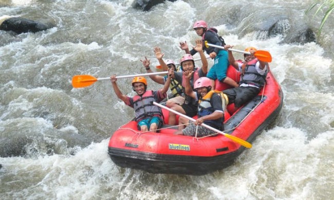 wisatawan menaiki wahana seru dan menantang arung jeram di kasembon, Malang, Jum'at (24/03/2023). (Foto: pagucci.com)