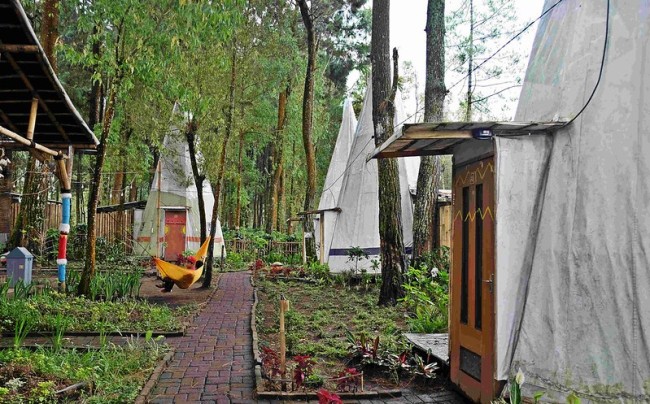 Potret Apache Camp, penginapan di coban talun yang memiliki konsep unik, Senin (27/03/2023). (Foto: diarysivika.com)