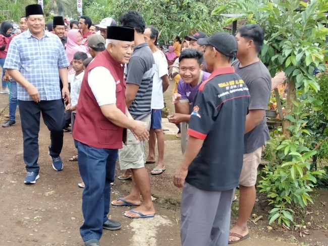 Bupati Malang HM. Sanusi didampingi Wabup Didik Gatot Subroto saat disambut warga.(Foto: Riski Wijaya/MalangTIMES).