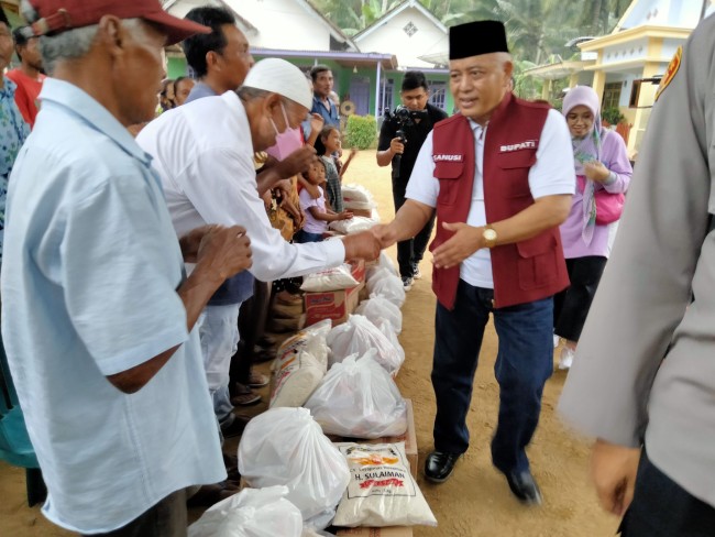 Bupati Malang HM. Sanusi saat menyapa warga Desa Sidoasri.(Foto: Riski Wijaya/MalangTIMES).