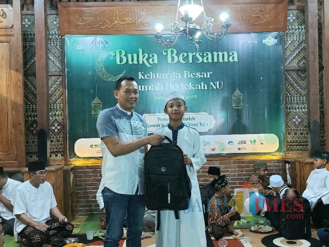 Pemberian bantuan. 