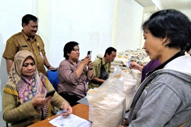 Kepala Dinsos Kota Kediri, Paulus Luhur Budi (kanan) memantau langsung pendistribusian CBP kepada 31 Ribu KPM di Kota Kediri, di Kelurahan Banjaran, Selasa (11/4). Foto: (Istimewa)