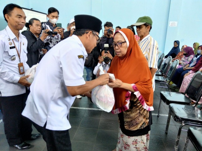 Walikota Malang Sutiaji saat menyalurkan bantuan.(Foto: Riski Wijaya/MalangTIMES).