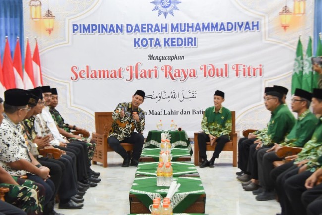  Wali Kota Kediri Abdullah Abu Bakar didampingi Ketua TP PKK Kota Kediri Ferry Silviana Abu Bakar, Forkopimda plus, dan Ketua KPwBI Kediri M. Choirur Rofiq silaturahmi kepada para ulama, Kamis (27/4). Foto : (Dok. Istimewa)